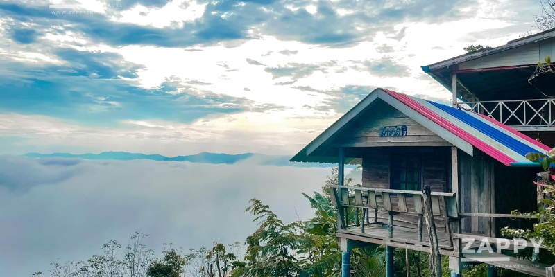 Phang Nga is another province worth visiting. with beautiful nature Because there is not only the sea here, there are also mountains, a spot to see the sea of ​​mist and a 360-degree view of the Andaman Sea. One of them is 